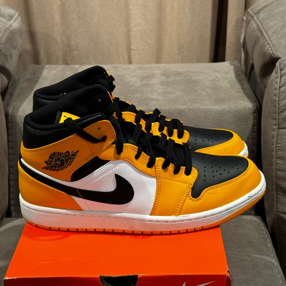 Jordan 1 Mid - Picture 3 of 9